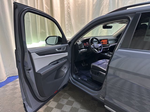 2025 Volkswagen Atlas Peak Edition SE photo 9