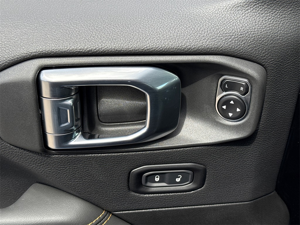 2025 Jeep Wrangler Sahara photo 21