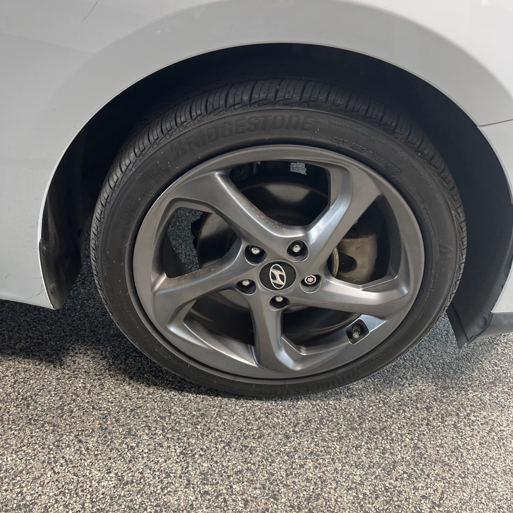 2020 Hyundai Veloster 2.0L Premium photo 3