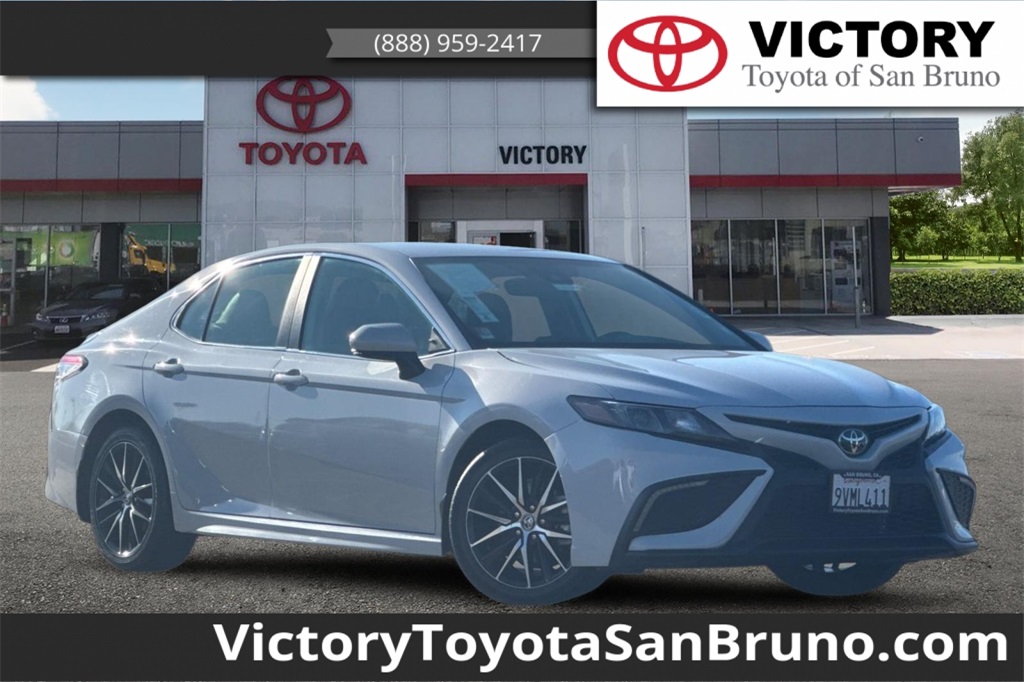 2024 Toyota Camry SE's photo