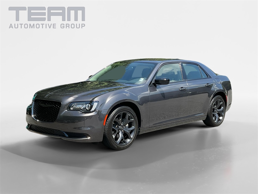 2023 Chrysler 300 Touring photo 3