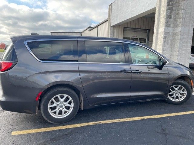2017 Chrysler Pacifica Touring photo 3