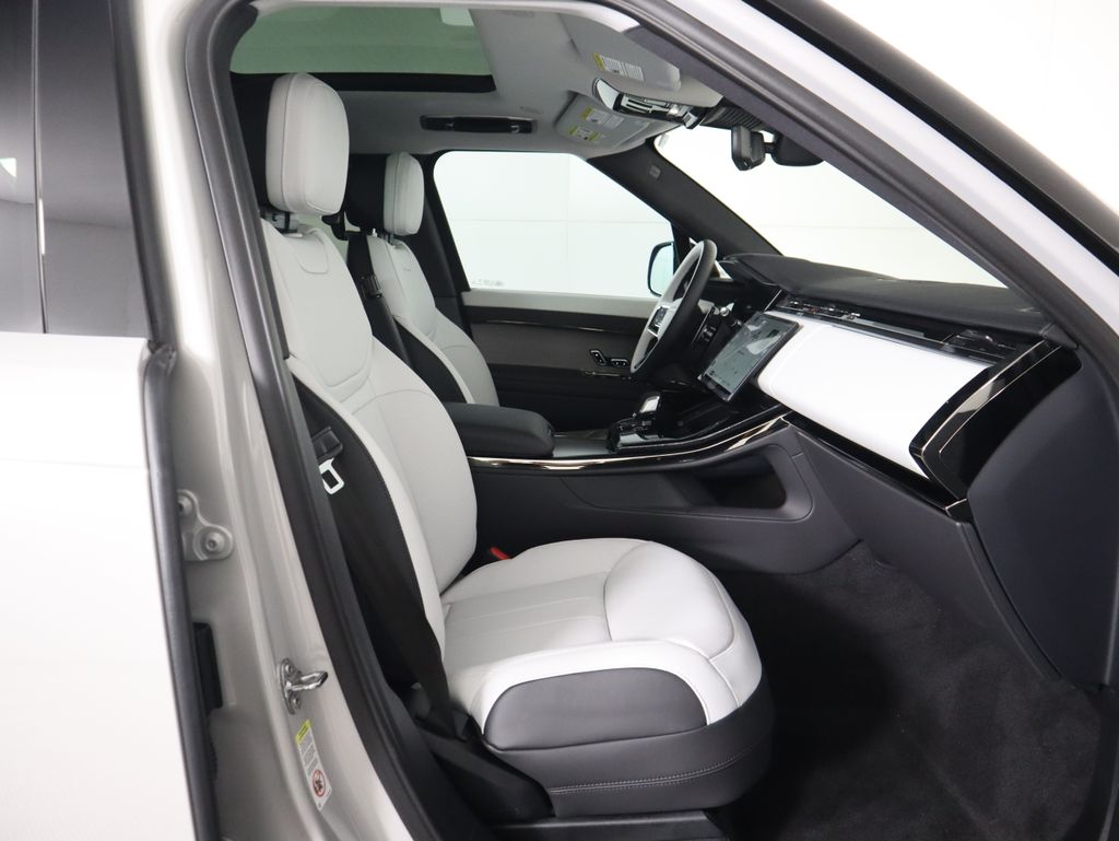 2025 Land Rover Range Rover Sport SE photo 17