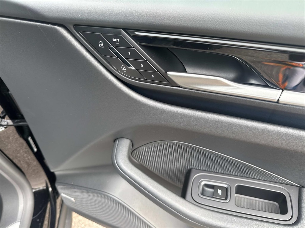 2025 Porsche Macan Electric photo 16