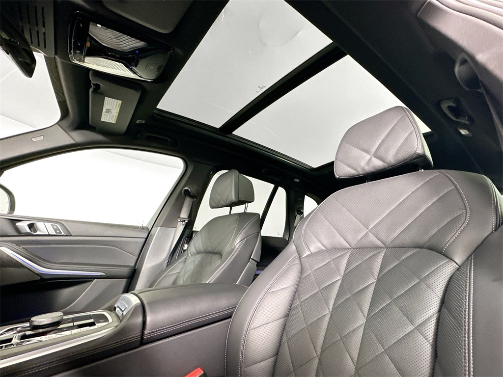 Used 2024 Mineral White Metallic BMW xDrive40i image 16