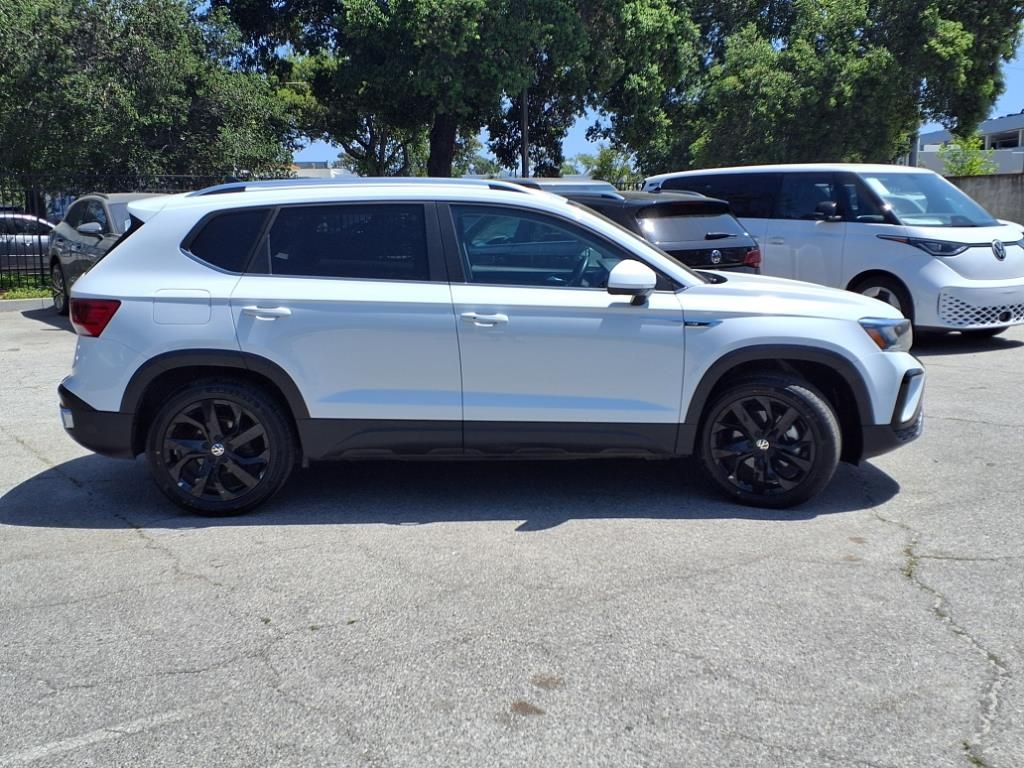 2022 Volkswagen Taos SE photo 3