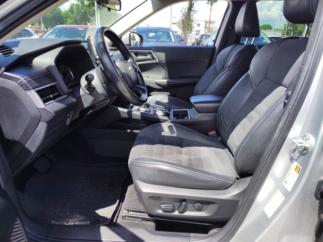 2022 Mitsubishi Outlander SE photo 2