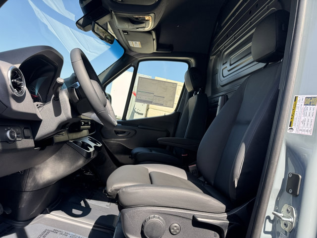 2026 Mercedes Benz Sprinter 2500 photo 2