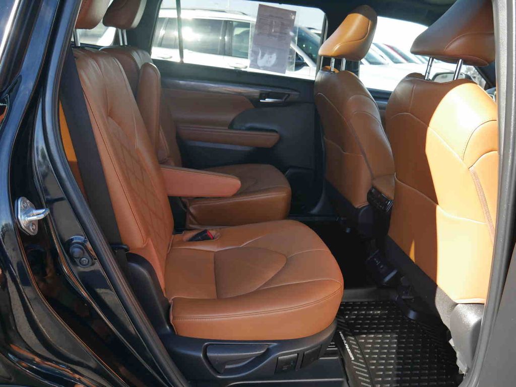 2023 Toyota Highlander LE photo 23