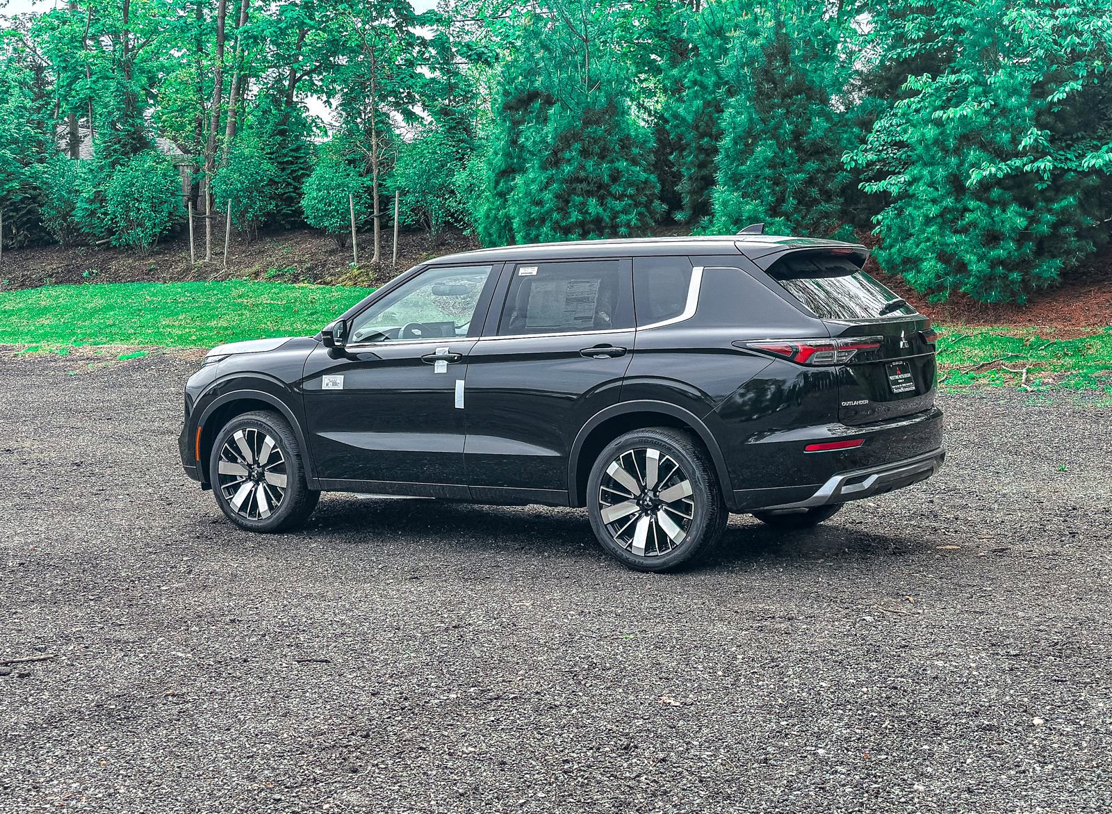 2025 Mitsubishi Outlander SE photo 4