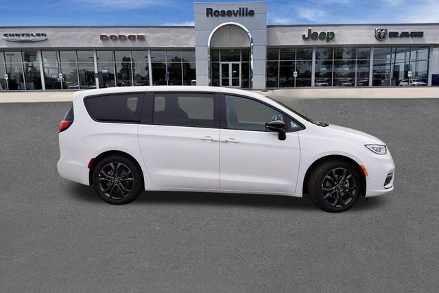 2026 Chrysler Pacifica photo 2