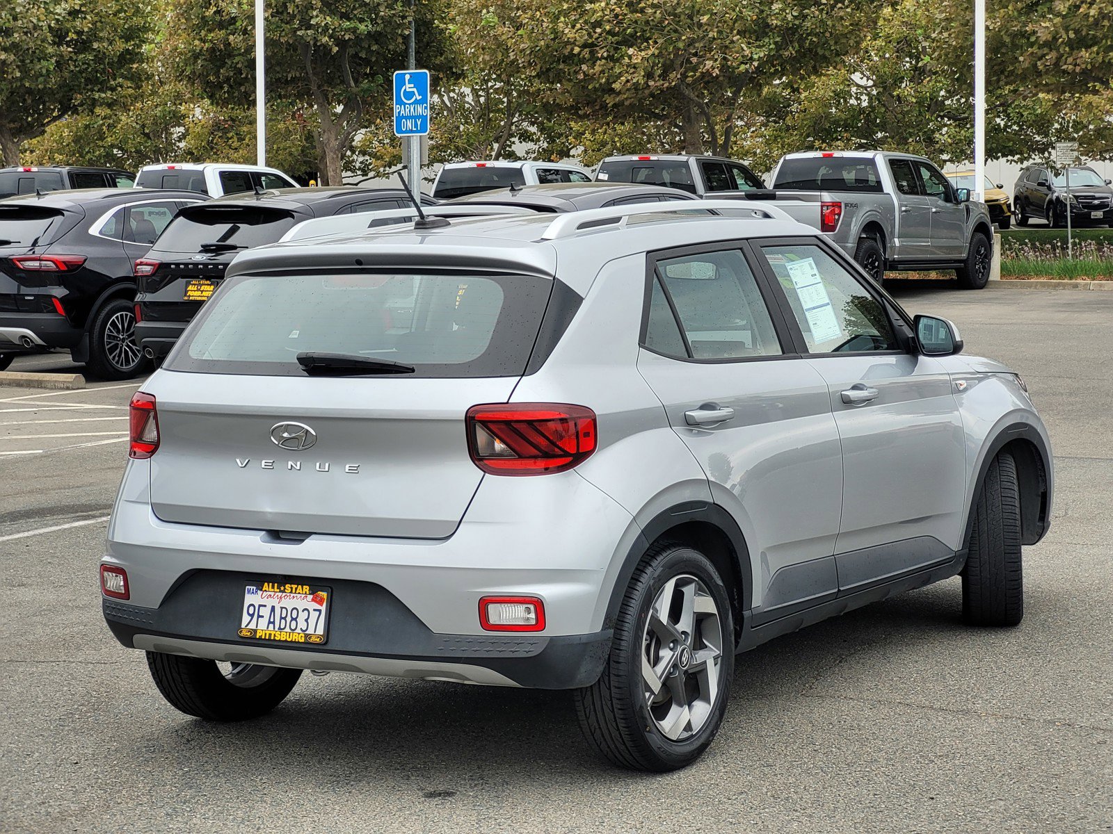 2023 Hyundai Venue SEL photo 4