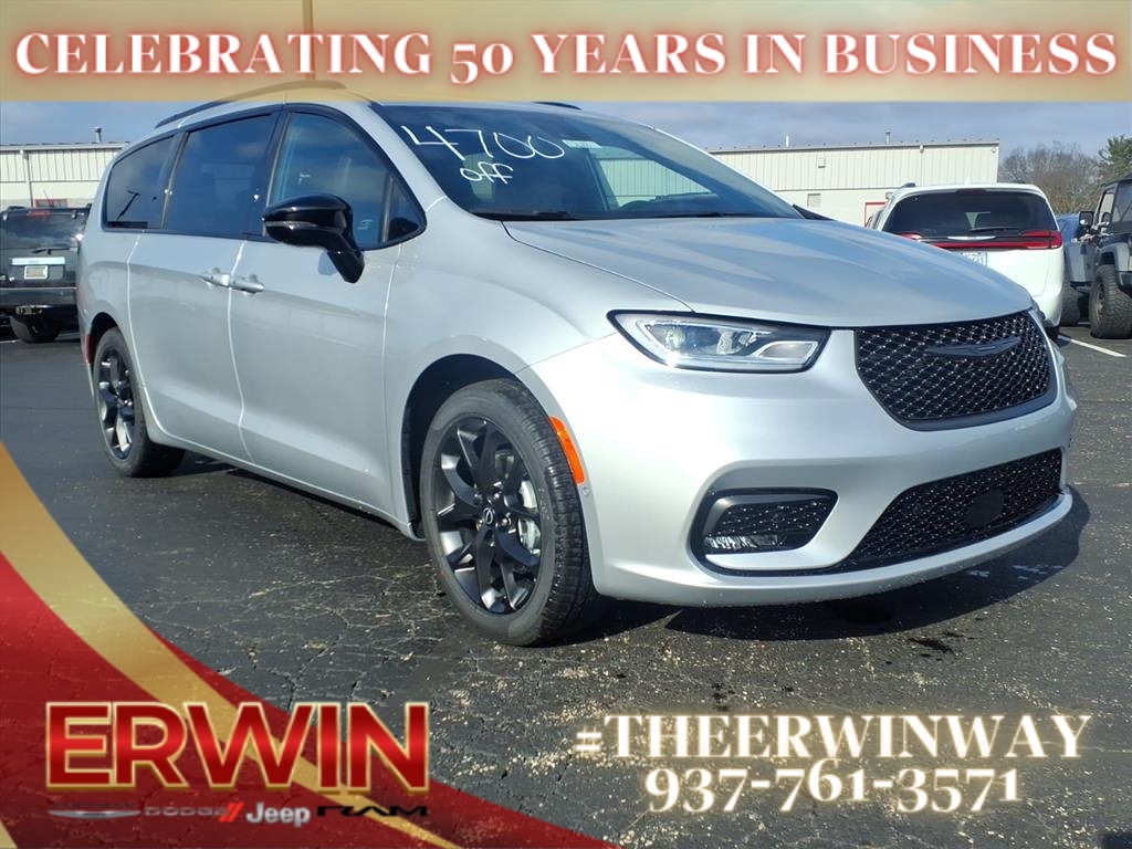 2026 Chrysler Pacifica Select's photo