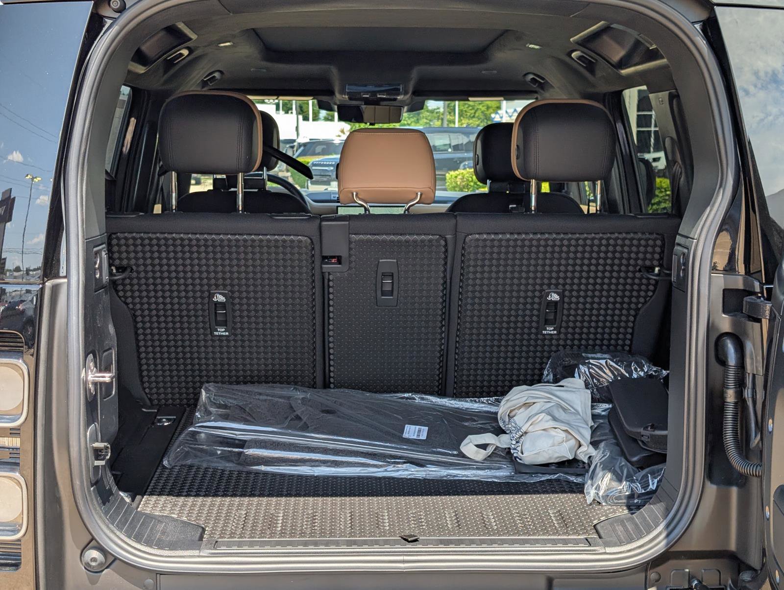 2025 Land Rover Defender 110 photo 9