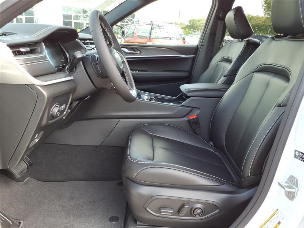 2025 Jeep Grand Cherokee Limited photo 3