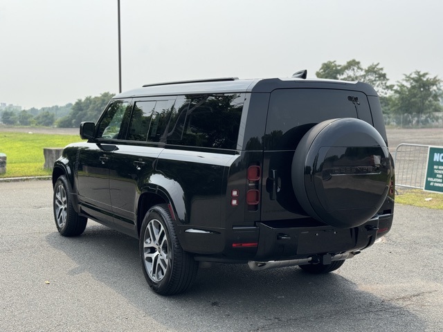 2025 Land Rover Defender 130 X-Dynamic SE photo 2