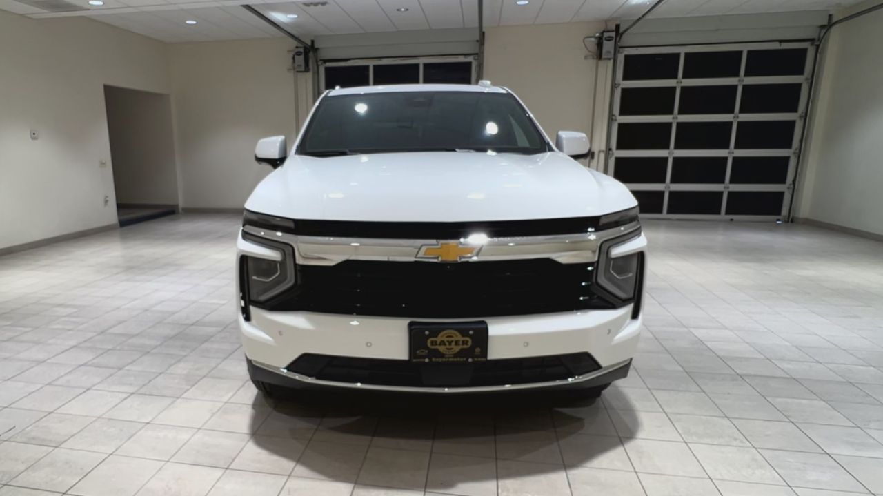 2025 Chevrolet Suburban LS photo 4
