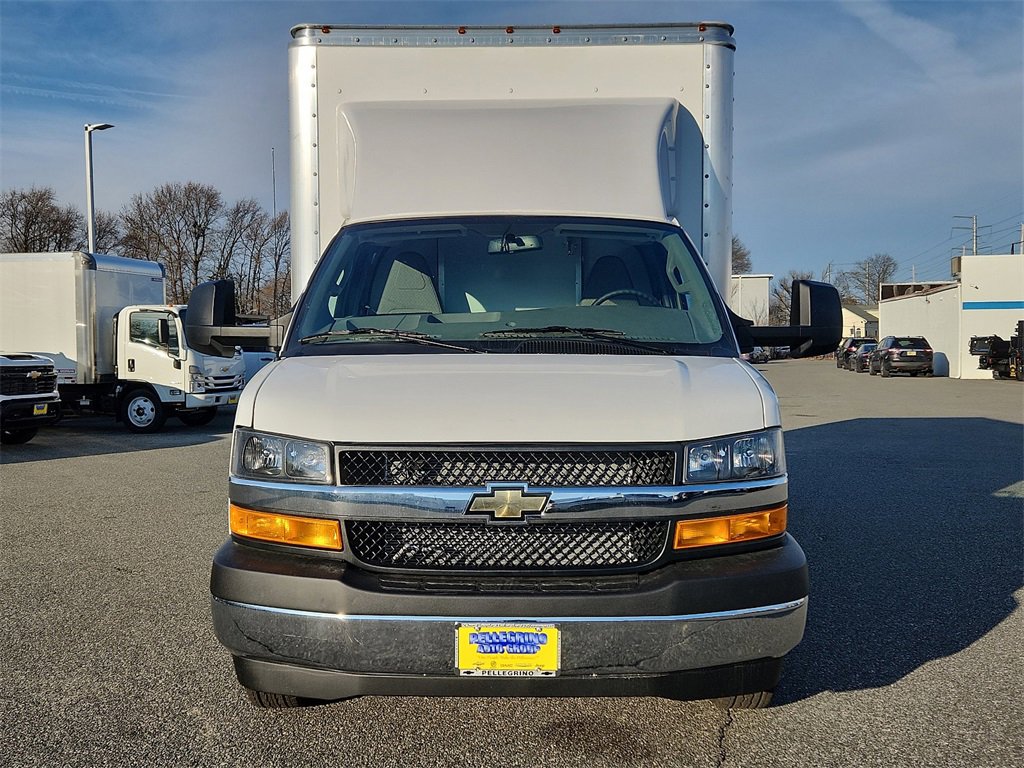 2023 Chevrolet Express Cutaway 3500 photo 2