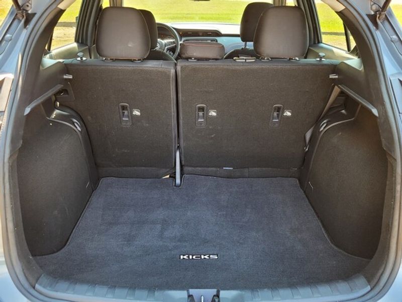 2023 Nissan Kicks SR photo 7
