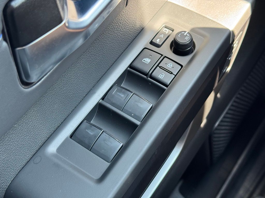 2025 Toyota Tundra Platinum CrewMax photo 18