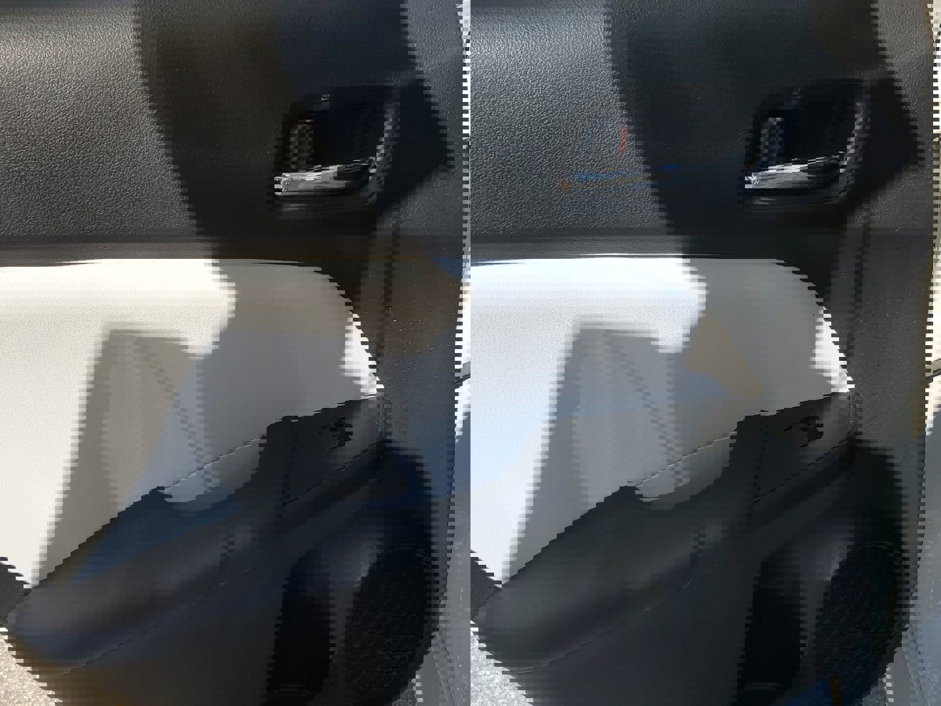 2022 Toyota Prius L photo 32