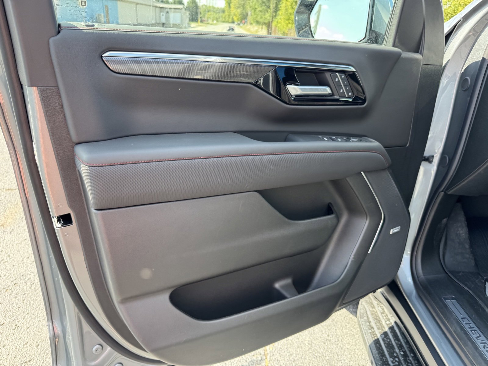 2026 Chevrolet Suburban RST photo 9