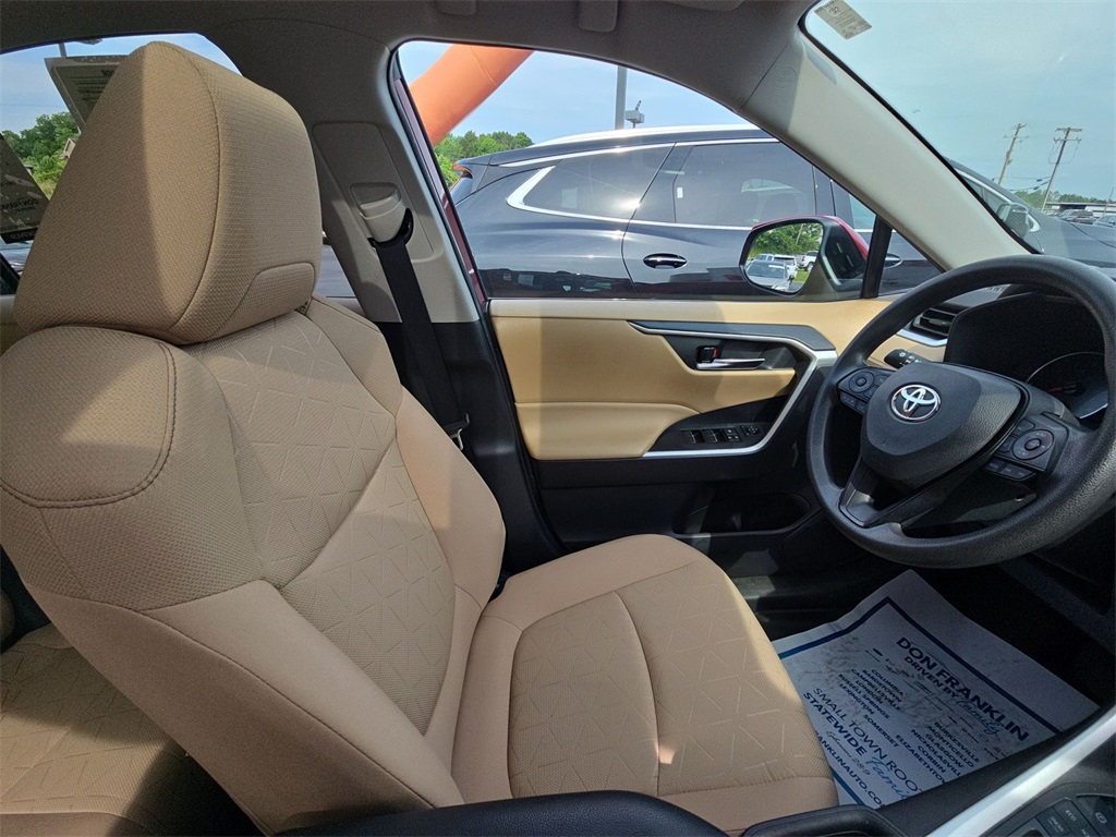 2022 Toyota RAV4 XLE photo 9