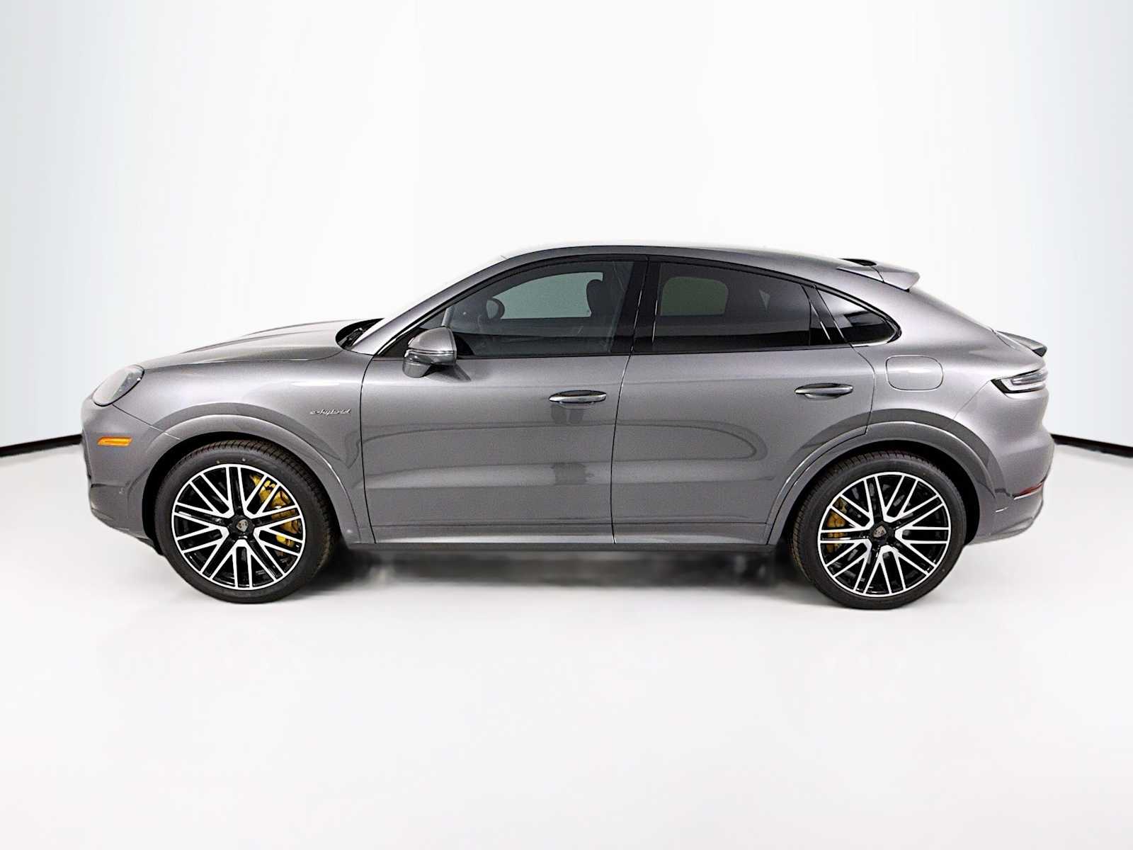 2025 Porsche Cayenne Turbo E-Hybrid photo 2