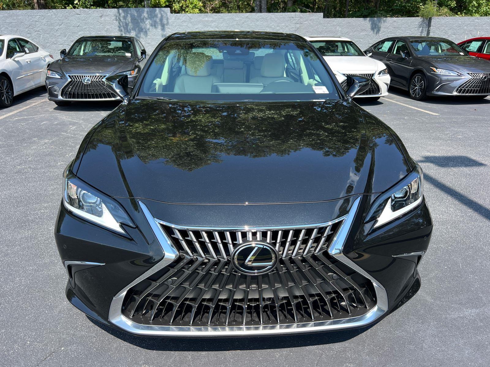 2025 Lexus ES 300h photo 3