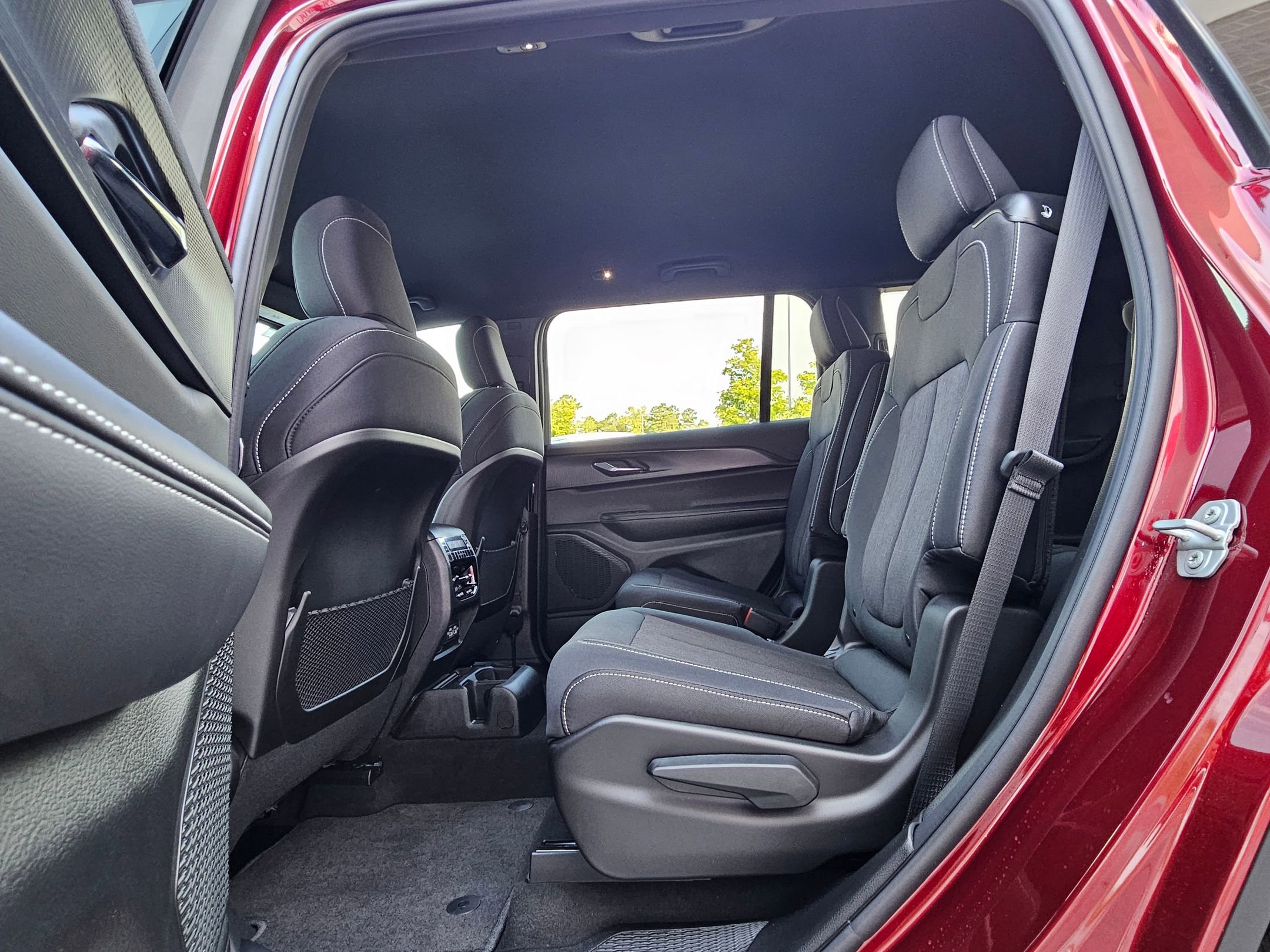 2025 Jeep Grand Cherokee Laredo Altitude photo 23