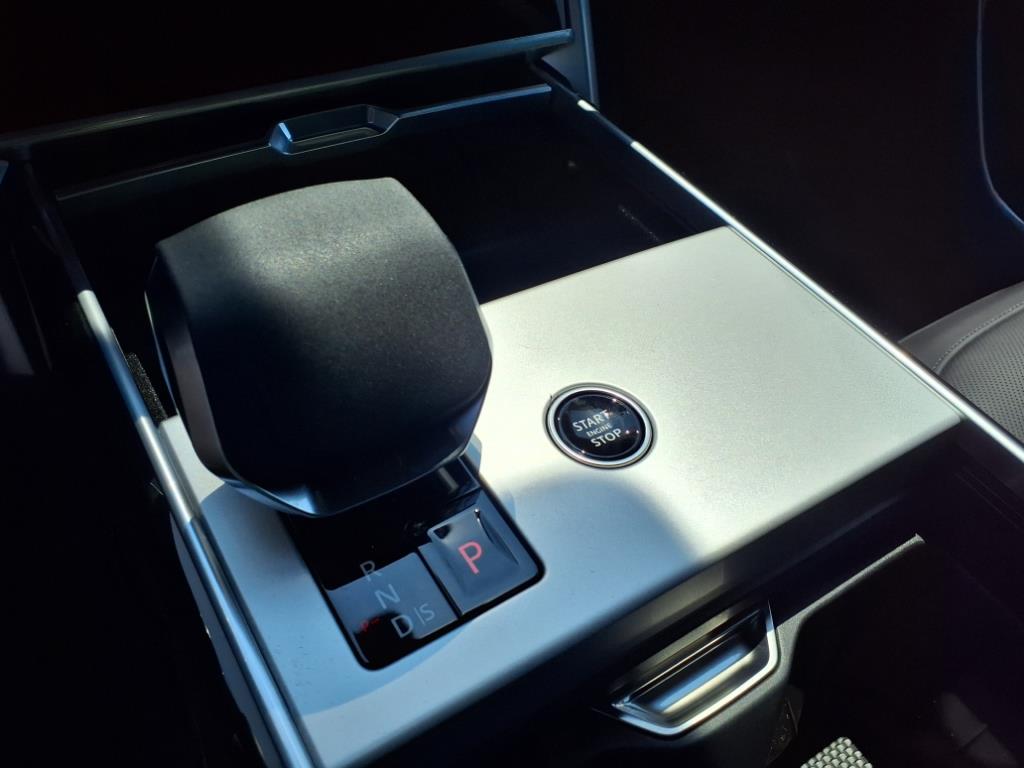 2025 Land Rover Range Rover SE photo 12