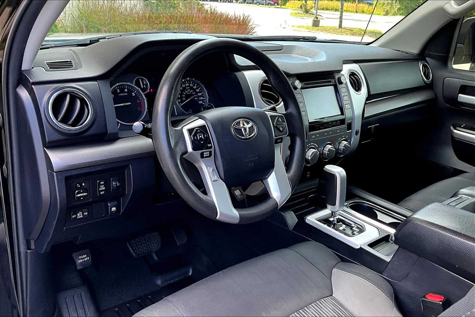 2017 Toyota Tundra SR5 photo 17