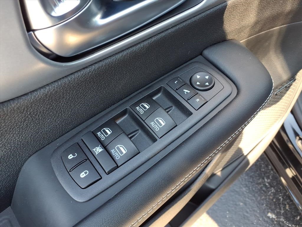 2026 Chrysler Pacifica Limited photo 8