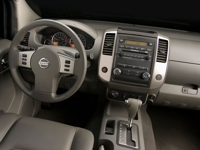 2009 Nissan Frontier SE photo 2