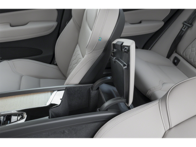 2026 Volvo XC60 B5 Core photo 9