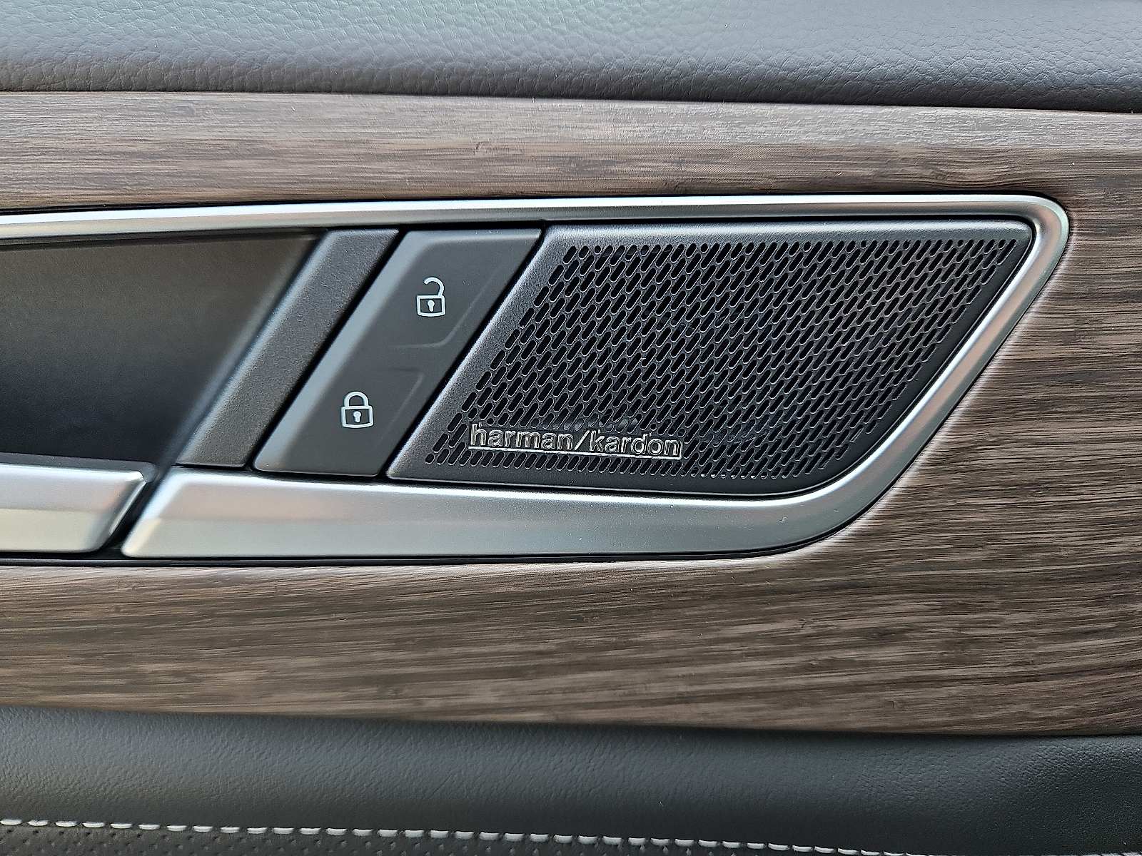 new 2025 Volkswagen Atlas car, priced at $57,006