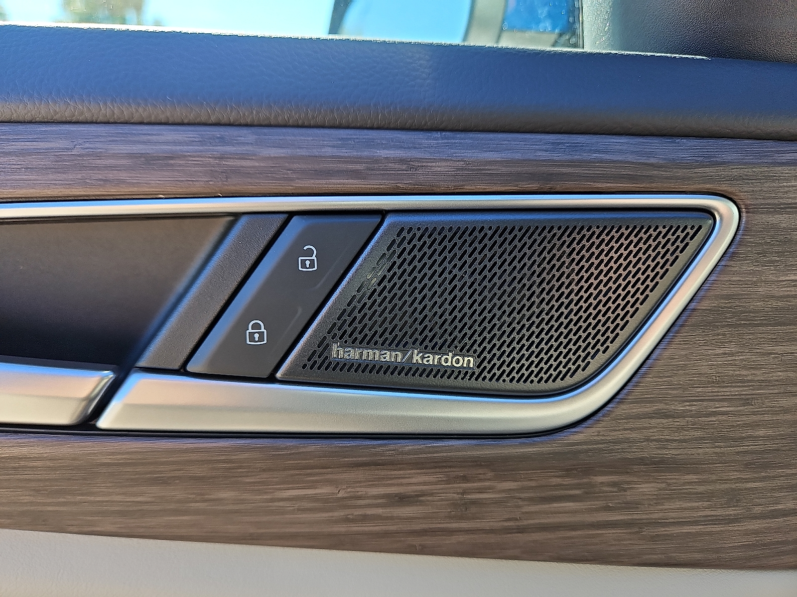 new 2025 Volkswagen Atlas car, priced at $52,626